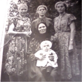 Моя мама в центе, ее сестры Мария и Ирина, и их  мама Домаха с дочкой Марии Таней.